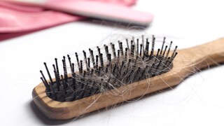 In regelmäßigen Abständen sollte man Haarbürsten reinigen