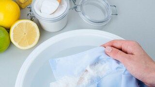 Fettflecken gelten als besonders hartnäckig. Mit den richtigen Hausmitteln kann man sie dennoch entfernen