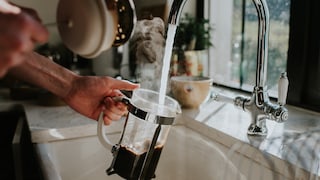 Gelangt ein kleiner Teil Kaffeesatz beim Abwaschen in den Abfluss, ist das in der Regel kein Grund zur Sorge