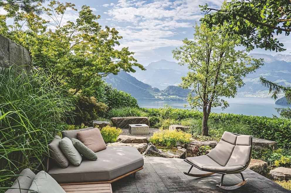 Vom Garten aus hat man einen wunderbaren Blick auf die Berge