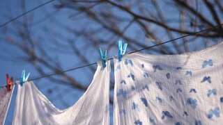 Dank Sonne und Wind im März wird die Wäsche im Freien trocken, ohne Energie zu verbrauchen