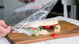 Um Lebensmittel einzupacken, wählen viele Frischhaltefolie