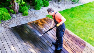 Terrassen verfärben sich nach einiger Zeit durch Grünbelag. Dieser lässt sich mit den richtigen Mitteln schnell entfernen