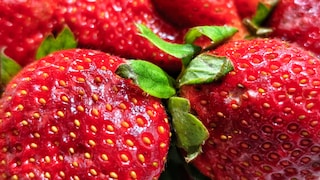 Dank Druckstellen sehen saftige Erdbeeren schnell matschig aus. Aber sind sie dann noch essbar?
