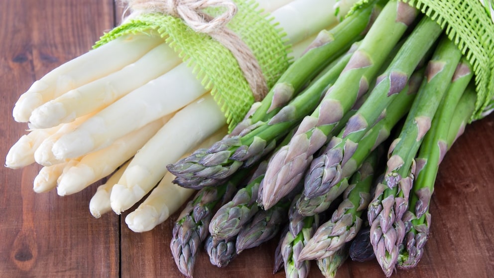 Spargel verdirbt schnell, deswegen ist es wichtig, ihn bis zum Verzehr richtig zu lagern