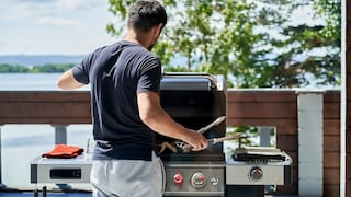 Bevor die Grillsaison startet, sollte man beim Gasgrill einige Stellen kontrollieren