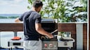 Bevor die Grillsaison startet, sollte man beim Gasgrill einige Stellen kontrollieren