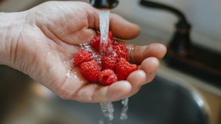 Damit Himbeeren länger haltbar bleiben, gibt es einige Tipps, die Verbraucher beachten sollten