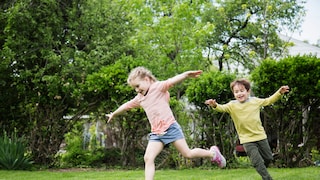 Beim Spielen im Garten fliegt schnell mal ein Ball aufs angrenzende Grundstück. Nachbarn müssen das hinnehmen