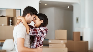 Für viele Paare kommt irgendwann der Punkt des Zusammenziehens, aber darf ein Partner einfach in die Wohnung des anderen mit einziehen?
