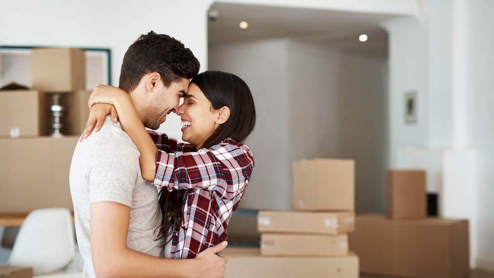 Für viele Paare kommt irgendwann der Punkt des Zusammenziehens, aber darf ein Partner einfach in die Wohnung des anderen mit einziehen?
