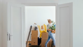 Wer bei laufendem Vertrag aus der Wohnung auszieht, zahlt in der Regel noch die Warmmiete. Aber muss man das auch?