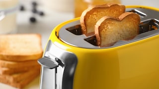 Viele glauben, die Krümel Toaster können einfach ausgeschüttelt werden, doch genau das sollte man nicht tun