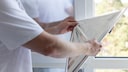 Alufolie am Fenster soll die sommerliche Hitze aussperren &ndash; allerdings raten Experten von dem vermeintlichen Trick ab