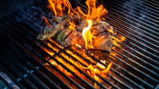 Erscheinen beim Grillen gelbe Flammen am Gasgrill, ist Vorsicht geboten