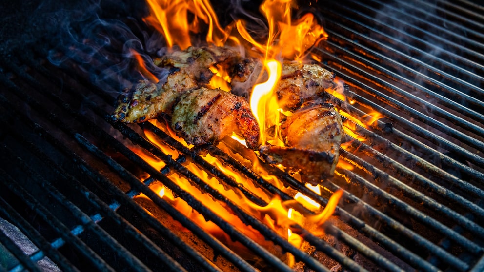 Erscheinen beim Grillen gelbe Flammen am Gasgrill, ist Vorsicht geboten