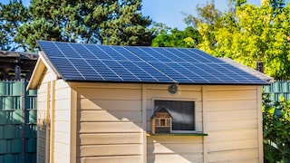Am Balkon sieht man Solaranlagen immer häufiger, doch ist eine Installation auch auf einem Gartenhaus erlaubt?