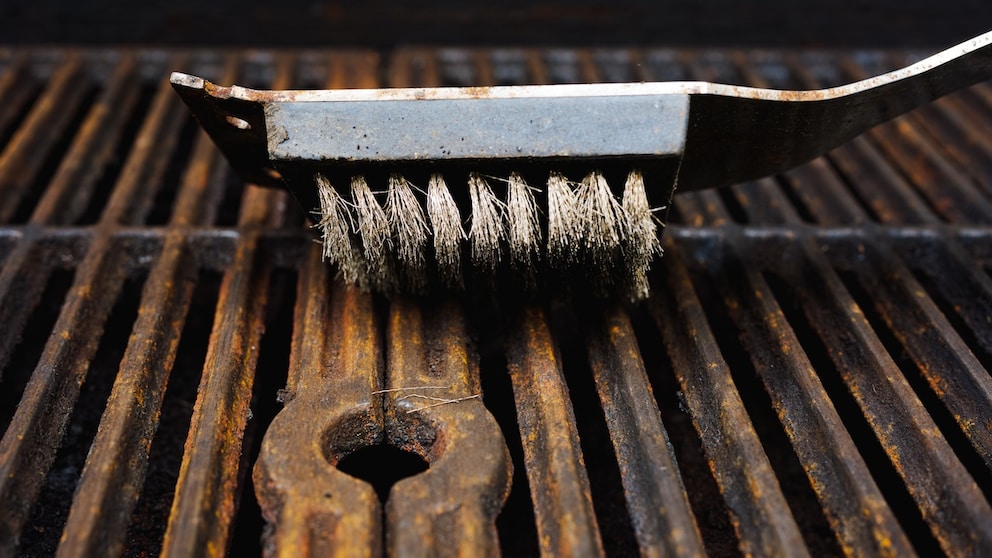 Winzige Borsten einer Drahtbürste können schlimmstenfalls den Grillabend in die Notaufnahme verlagern