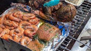 Aluschalen gehören für viele zum Grillen einfach dazu. Man sollte jedoch beachten, dass sie nicht nur Vorteile haben.