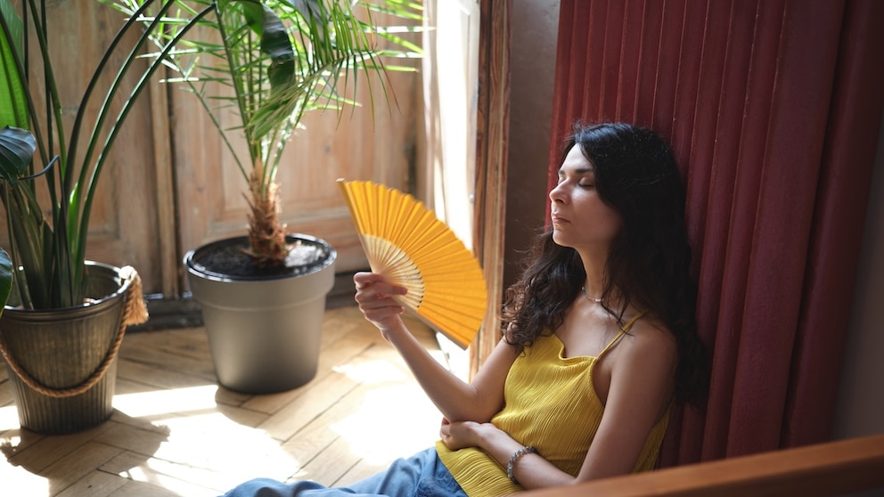 Ist es in der Wohnung unerträglich heiß, ist schnelle Abkühlung gefragt. Allerdings sollte man dabei vorsichtig sein.
