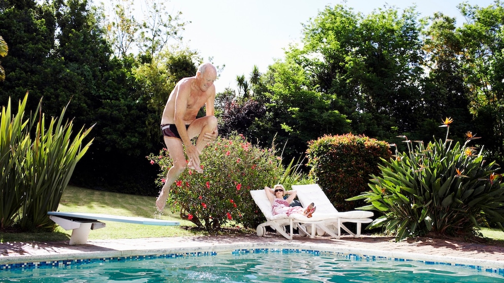 Ein Swimmingpool im Garten ist nicht immer erlaubt – im Zweifel fragt man immer zuerst den Vermieter