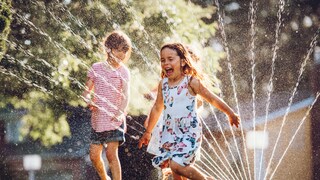 Beim Spielen im Garten fliegt schnell mal ein Ball aufs angrenzende Grundstück. Nachbarn müssen das hinnehmen