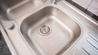 Nach dem Urlaub strömt meist ein unangenehmer Geruch aus der Spüle