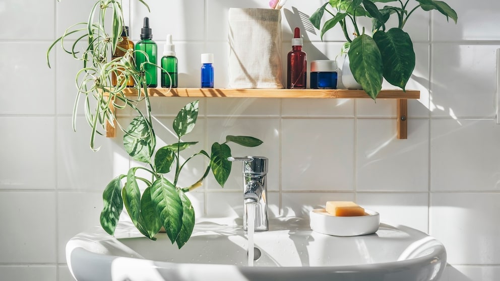 Im Badezimmer sollte man mindestens einmal in der Woche gründlich reinigen