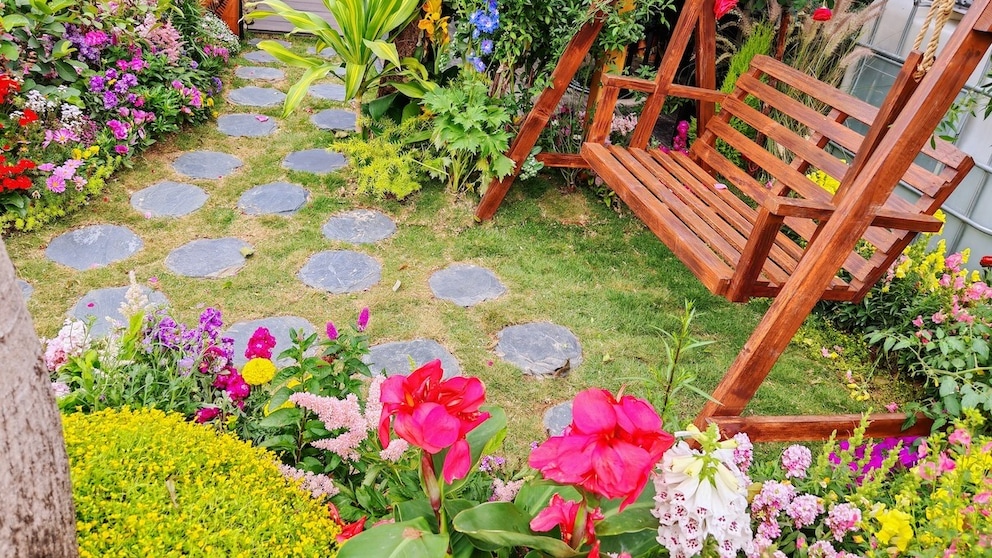 Der Kindheitsgarten hatten viele Blumen und eine Hollywoodschaukel auf der die Oma manchmal schlief. (Symbolfoto)