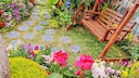 Der Kindheitsgarten hatten viele Blumen und eine Hollywoodschaukel auf der die Oma manchmal schlief. (Symbolfoto)