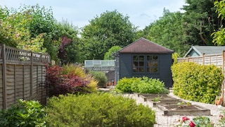 Gartenschuppen und Gartenhäuser sind sinnvoll im Garten. Doch wobei handelt es sich um was?