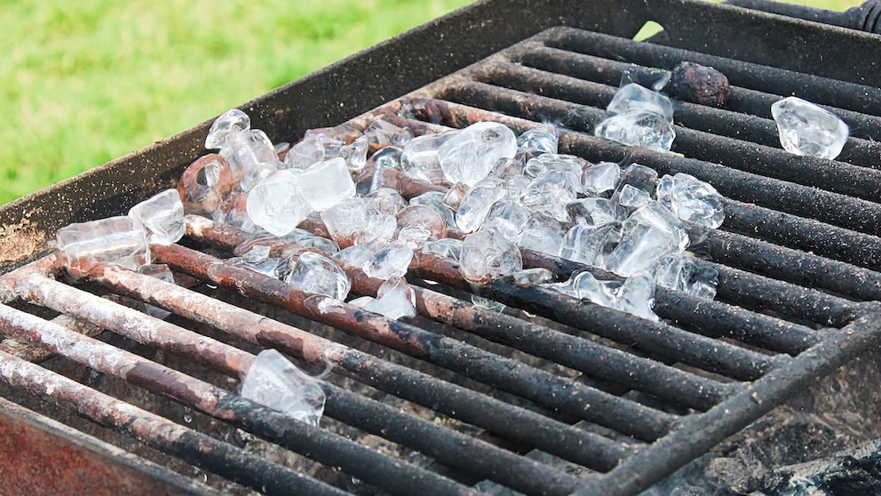 Lässt sich ein Grill wirklich mit Eiswürfeln reinigen? (Symbolfoto)