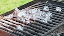 L&auml;sst sich ein Grill wirklich mit Eisw&uuml;rfeln reinigen? (Symbolfoto)