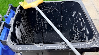 Muss man als Nutzer selbst die Mülltonne reinigen, wenn die verschmutzt ist?