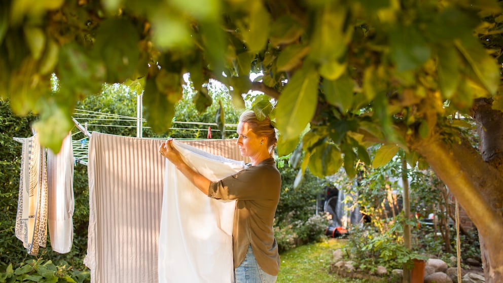 Möchte man im Sommer Wäsche draußen aufhängen, sollte man immer die Sonne im Blick behalten