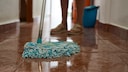 Gegen Hitze in der Wohnung kann Wischen helfen