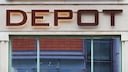 Handelsunternehmen DEPOT, Dekorationsartikel, Logo &uuml;ber dem Eingang zu einem Gesch&auml;ft