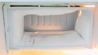 Ein vereister Gefrierschrank ist ärgerlich, aber ein bestimmtes Hausmittel kann helfen