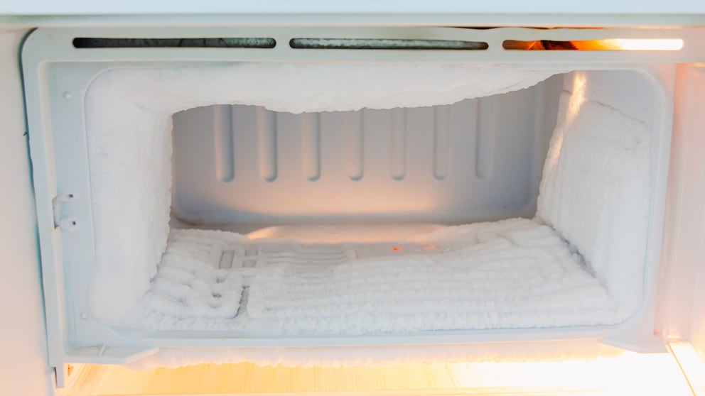 Ein vereister Gefrierschrank ist ärgerlich, aber ein bestimmtes Hausmittel kann helfen