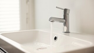 Jedes Waschbecken hat es, dieses kleine Loch. Doch wofür ist es eigentlich da?