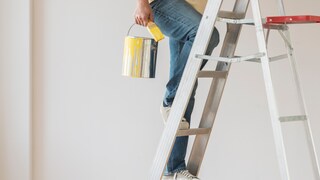 Für viele Arbeiten in Haus und Garten ist eine sichere Leiter unverzichtbar