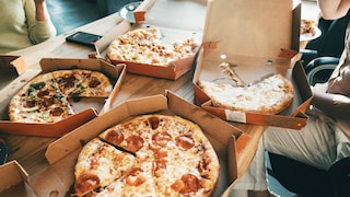 Viele glauben, Pizzakartons sollten im Altpapier entsorgt werden, doch das stimmt nicht
