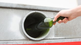Altglas wird im Altglascontainer entsorgt, aber was ist mit den dazugehörigen Deckeln?