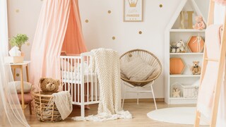 Werdende Eltern wollen alles richtig machen und kaufen etliche Dinge für ihr Baby ein. Doch was braucht es wirklich?