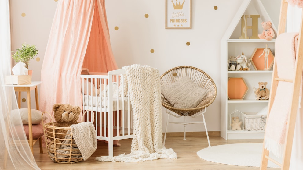 Werdende Eltern wollen alles richtig machen und kaufen etliche Dinge für ihr Baby ein. Doch was braucht es wirklich?