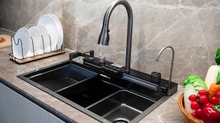 Schwarzes Spülbecken reinigen