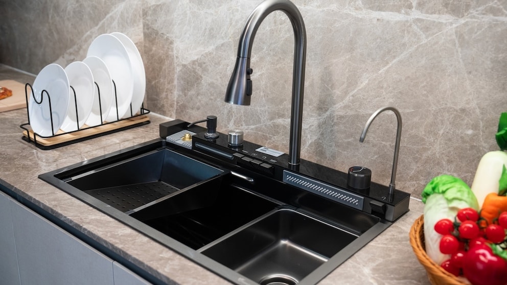 Schwarzes Spülbecken reinigen