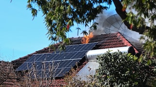 Es kursiert ein Gerücht, dass die Feuerwehr nicht löschen würde, wenn eine Photovoltaik–Anlage auf dem Dach brennt. Was steckt dahinter?