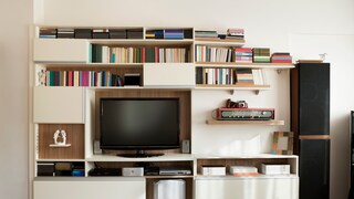 Möbelserien wie Schrankwände und passende Kommoden können das Wohnzimmer schnell billig statt hochwertig wirken lassen