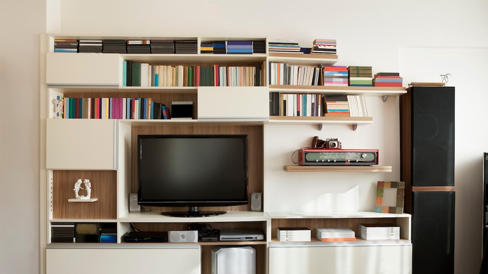 Möbelserien wie Schrankwände und passende Kommoden können das Wohnzimmer schnell billig statt hochwertig wirken lassen